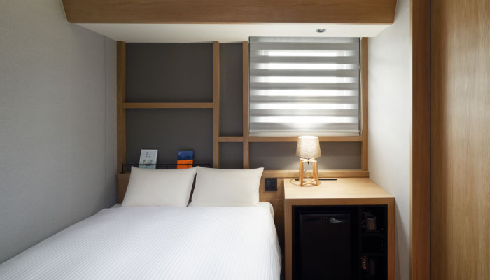 幅140cmのベッドを1台備えたスタンダードダブルの客室内写真