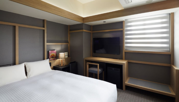 幅150cmのベッドを1台備えたモデレートダブルの客室内写真