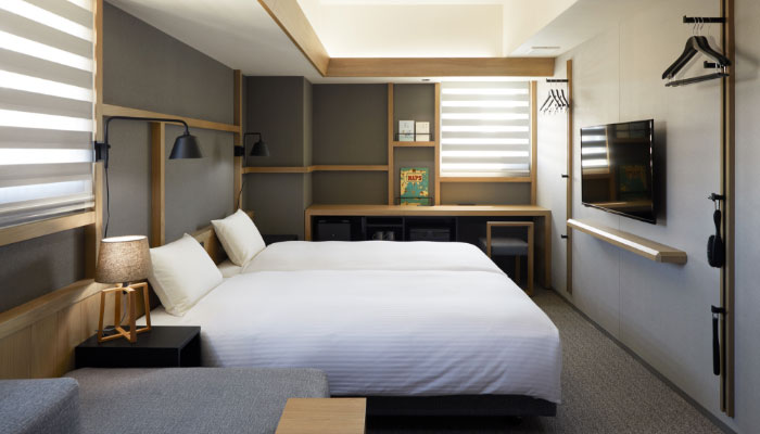 幅100cmのベッドを2台とソファベッドを1台備えたモデレートツインの客室内写真